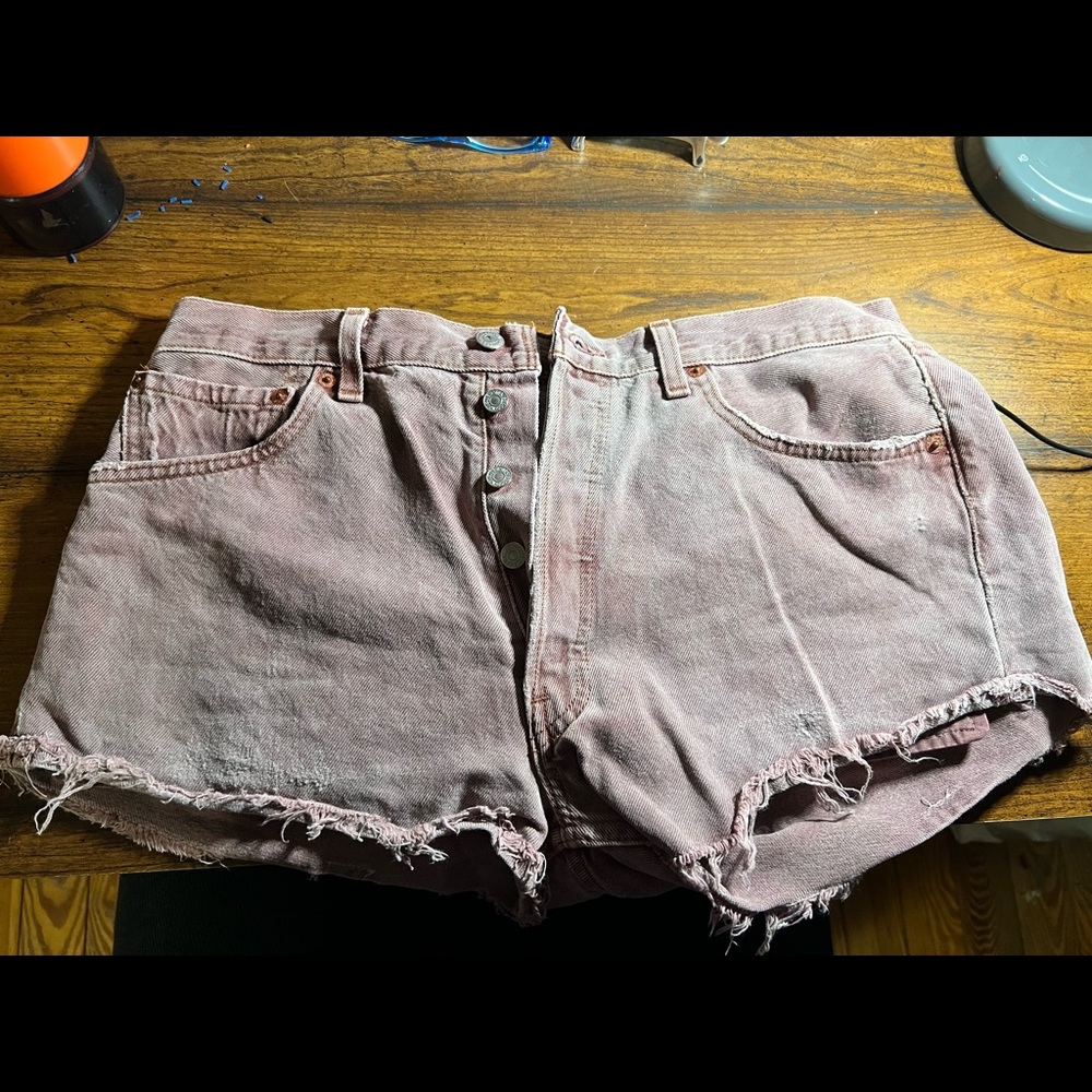 Dusty rose Levi 501 shorts